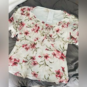 Pretty Flowery White Top size XL-NWT